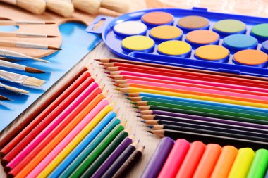 Resim ve çizim için okul aksesuarlarıyla kompozisyon