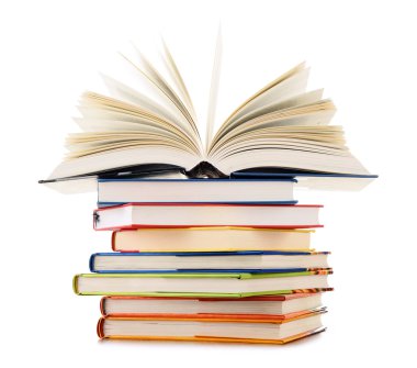 Beyaz arkaplanda izole kitap yığını