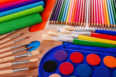 Resim ve çizim için okul aksesuarlarıyla kompozisyon