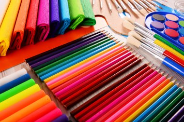 Resim ve çizim için okul aksesuarlarıyla kompozisyon