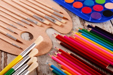 Resim ve çizim için okul aksesuarlarıyla kompozisyon