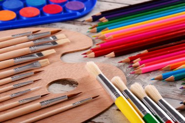 Resim ve çizim için okul aksesuarlarıyla kompozisyon