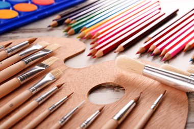 Resim ve çizim için okul aksesuarlarıyla kompozisyon