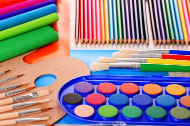 Resim ve çizim için okul aksesuarlarıyla kompozisyon