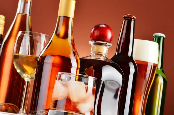 Botellas y vasos de bebidas alcohólicas variadas — Foto de Stock