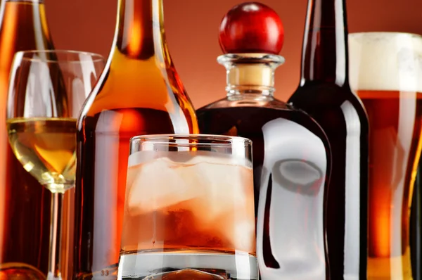 Palackok és poharak válogatott alkoholos italok — Stock Fotó