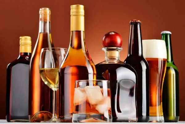 Şişe ve bardak çeşitli alkollü içecekler — Stok fotoğraf
