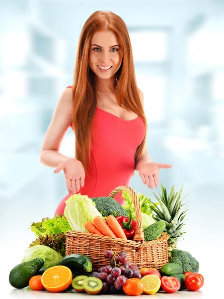 Mujer joven con variedad de verduras y frutas orgánicas — Foto de Stock