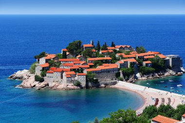 Sveti Stefan Adası yakınındaki şehir Budva, Karadağ