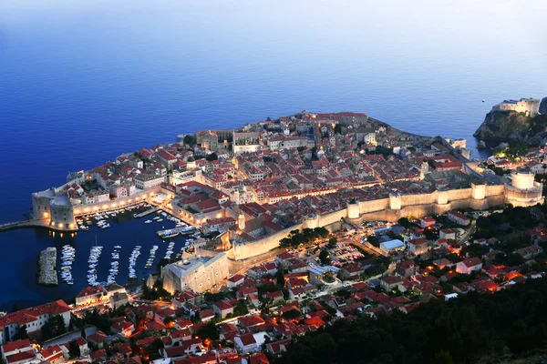 Luchtfoto van Dubrovnik, Kroatië per nacht — Stockfoto