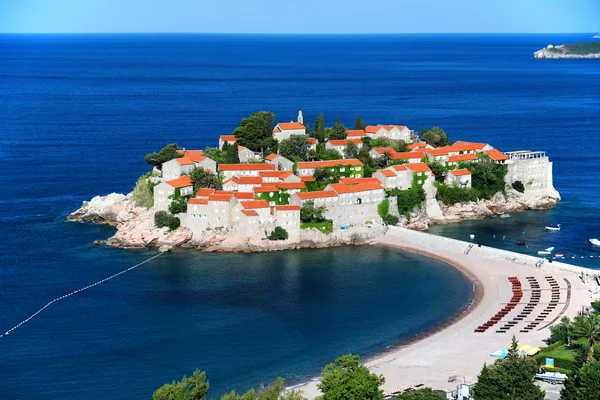 Sveti Stefan isla cerca de la ciudad de Budva, Montenegro —  Fotos de Stock