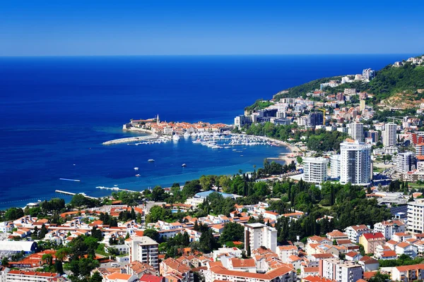 Vista aérea de Budva, Montenegro en la costa adriática — Foto de Stock