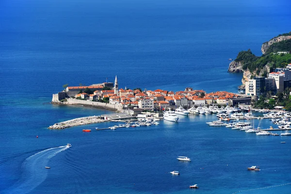 Vista aérea de Budva, Montenegro en la costa adriática — Foto de Stock