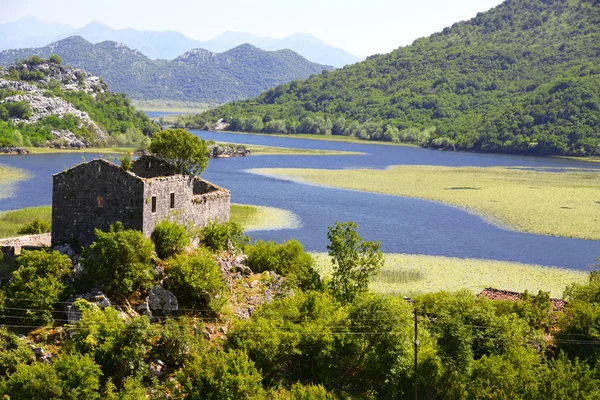 Karuc dorp op Lake Đurađ, Montenegro — Stockfoto