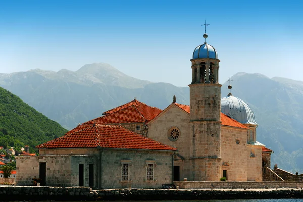 Nostra Signora delle Rocce nella Baia di Kotor, Montenegro — Foto Stock