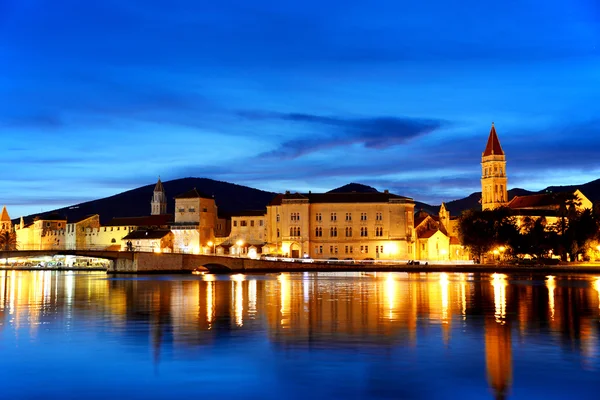 Staré město Trogir, které je v Dalmácii, Chorvatsko v noci — Stock fotografie