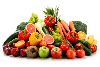 Çeşitli organik sebze ve meyve üzerinde beyaz izole