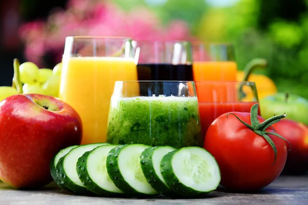 Glasögon med färska ekologiska detox juice i trädgården — Stockfoto