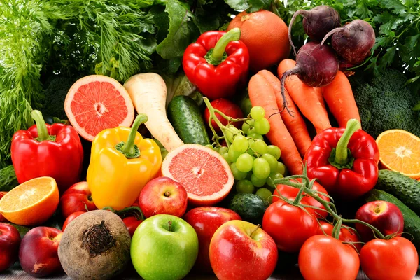 Composição com uma variedade de legumes e frutas orgânicos — Fotografia de Stock