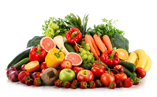 Vielfalt an Bio-Gemüse und -Früchten isoliert auf weiß — Stockfoto