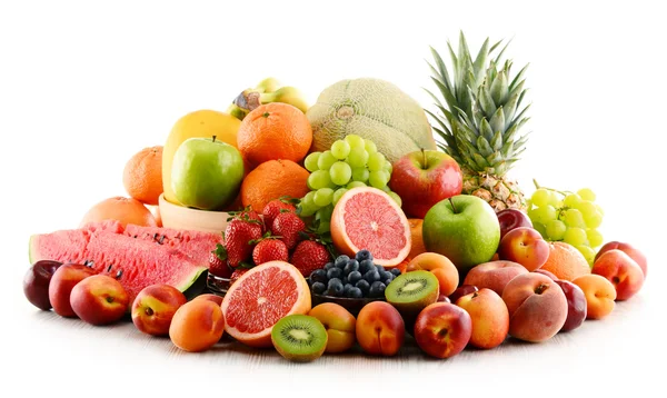Komposisi dengan berbagai macam buah-buahan terisolasi pada warna putih — Stok Foto