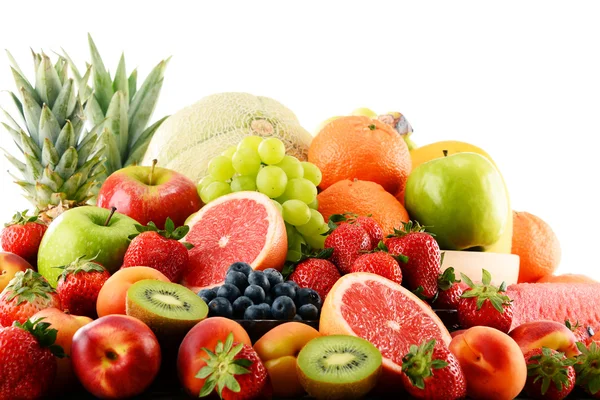 Composición con frutas surtidas aisladas en blanco —  Fotos de Stock