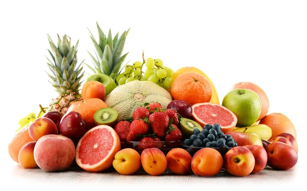 Composição com frutos variados isolados em branco — Fotografia de Stock