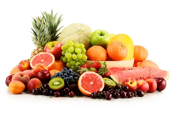 Composición con frutas surtidas aisladas en blanco —  Fotos de Stock