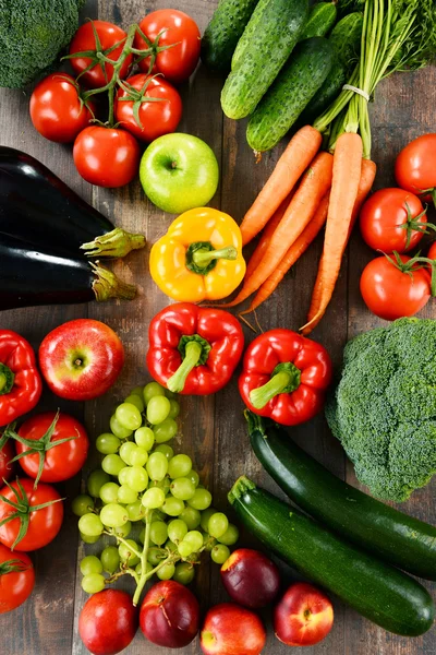 Composição com uma variedade de legumes e frutas orgânicos — Fotografia de Stock