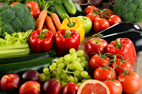 Σύνθεση με μια ποικιλία από βιολογικά λαχανικά και φρούτα — Φωτογραφία Αρχείου