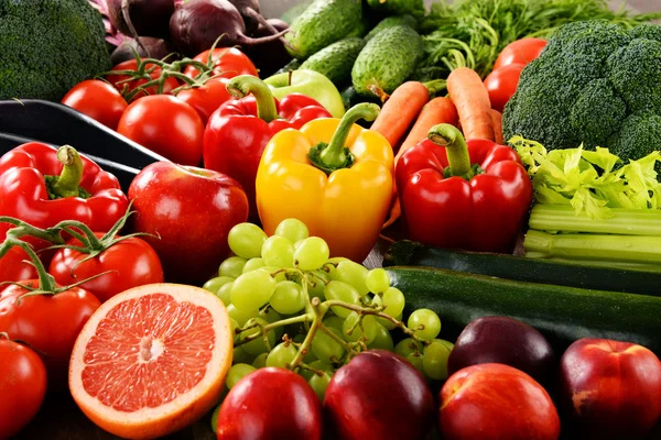 Composition with a variety of organic vegetables and fruits — Stock Photo, Image