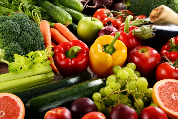 Composición con una variedad de verduras y frutas orgánicas — Foto de Stock