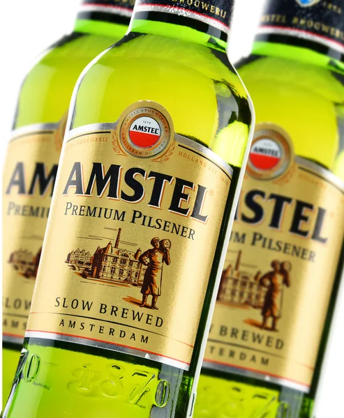 Garrafas de Amstel Premium Pilsener isoladas em branco — Fotografia de Stock