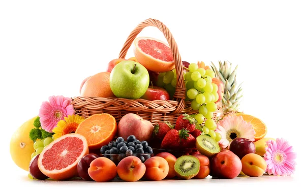 Composizione con frutti assortiti isolati su bianco — Foto Stock