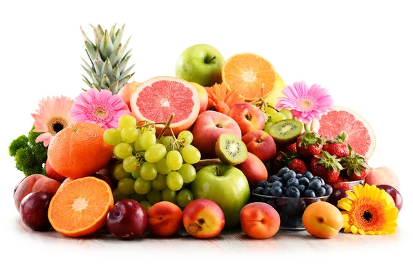 Composição com frutos variados isolados em branco — Fotografia de Stock