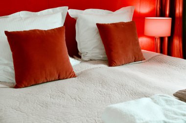 Otel odasında çift kişilik yatak. Konaklama