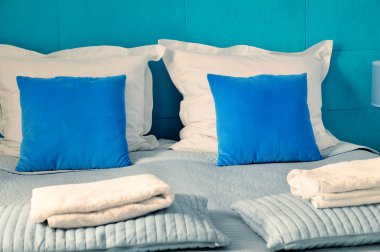 Otel odasında çift kişilik yatak. Konaklama