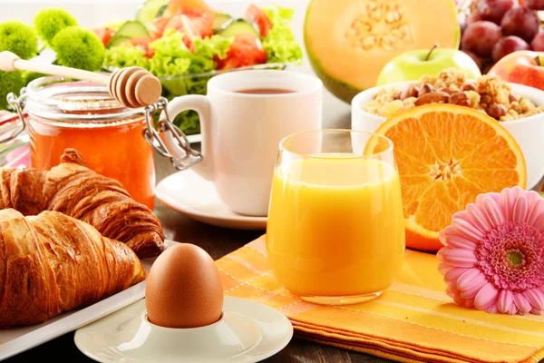 Sammansättning med frukost på bordet. Balnced diet. — Stockfoto