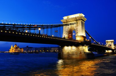 Zincir köprü ve Macar Parlamentosu inşa gece Budapeşte '