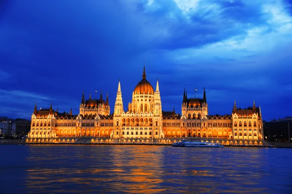 Hungarian Parliament Building in Budapest by night — Stock Photo, Image