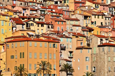 Menton üzerinde eski şehir mimarisi Fransız Rivierası