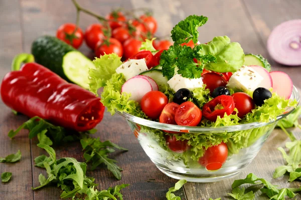 Saladeira de legumes na mesa da cozinha. Dieta equilibrada — Fotografia de Stock