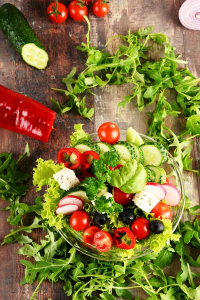 Saladeira de legumes na mesa da cozinha. Dieta equilibrada — Fotografia de Stock