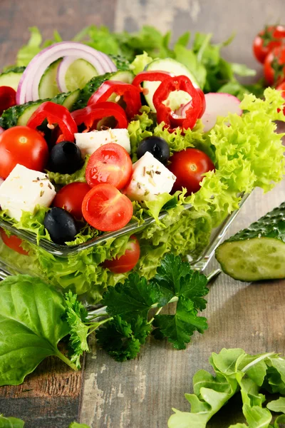 Miska sałatki warzywnej na stole kuchennym. Zrównoważona dieta — Zdjęcie stockowe