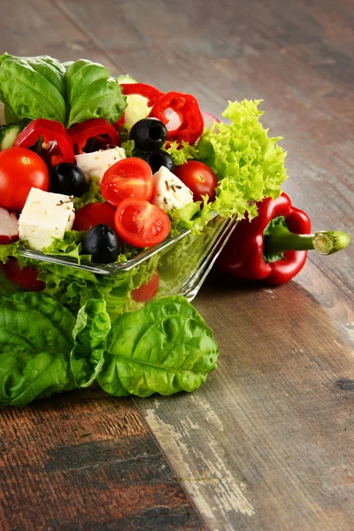 Saladeira de legumes na mesa da cozinha. Dieta equilibrada — Fotografia de Stock