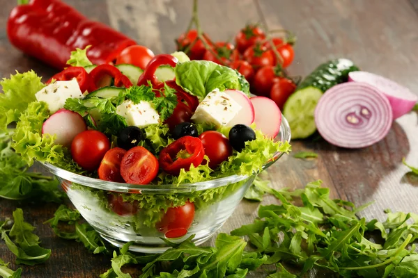 Saladeira de legumes na mesa da cozinha. Dieta equilibrada — Fotografia de Stock