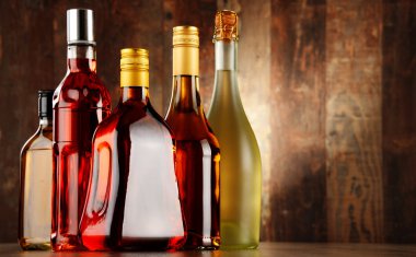 çeşitli alkollü içecek şişesi