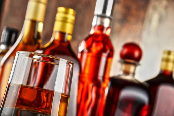 Palack válogatott alkoholos italok — Stock Fotó