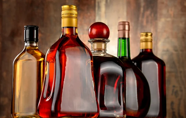 Botellas de bebidas alcohólicas variadas — Foto de Stock