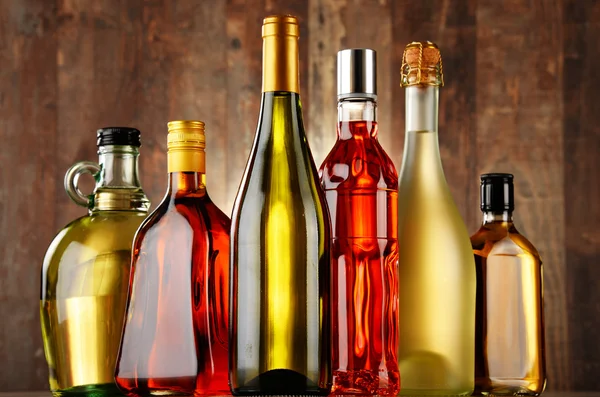 Botol dari berbagai macam minuman beralkohol — Stok Foto